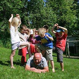 Kinderkarusell     Cowboy- & Indianer-Fest     (mit Saloontür, Lassowerfen, Tanzgruppen...)     Kinder-Stundenprogramm     (Spiele, Puzzlen, Eierlaufen...)     10 Kampf für Kinder     (Seilspringen, Ringewerfen...)     Kinder  Mini-Disco     Riesenwürfel     Heißer Draht     HÜPFBURGFESTE uvm.